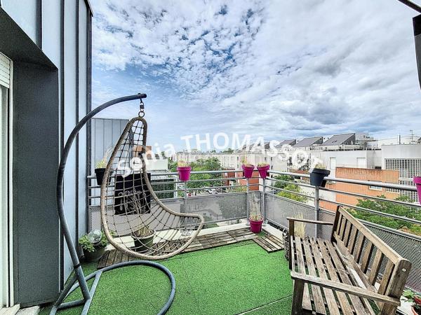 À découvrir, bel appartement T3 en duplex situé dans une copropriété récente avec ascenseur.

Il se compose d'une entrée, d'une pièce de vie lumineuse, d'une cuisine indépendante avec accès à une première terrasse, de deux chambres, d'une salle de bains ainsi que de WC séparés.

Vous profiterez également d'une seconde terrasse accessible depuis le salon-séjour et l'une des chambres, offrant un espace extérieur agréable et fonctionnel.

Une cave et un garage privatif complètent ce bien.

Aucun travaux n'est prévu au sein de la copropriété, vous permettant d'envisager votre projet en toute sérénité.

Une belle opportunité à découvrir sans tarder !