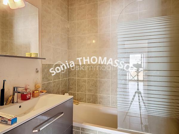 À découvrir, bel appartement T3 en duplex situé dans une copropriété récente avec ascenseur.

Il se compose d'une entrée, d'une pièce de vie lumineuse, d'une cuisine indépendante avec accès à une première terrasse, de deux chambres, d'une salle de bains ainsi que de WC séparés.

Vous profiterez également d'une seconde terrasse accessible depuis le salon-séjour et l'une des chambres, offrant un espace extérieur agréable et fonctionnel.

Une cave et un garage privatif complètent ce bien.

Aucun travaux n'est prévu au sein de la copropriété, vous permettant d'envisager votre projet en toute sérénité.

Une belle opportunité à découvrir sans tarder !