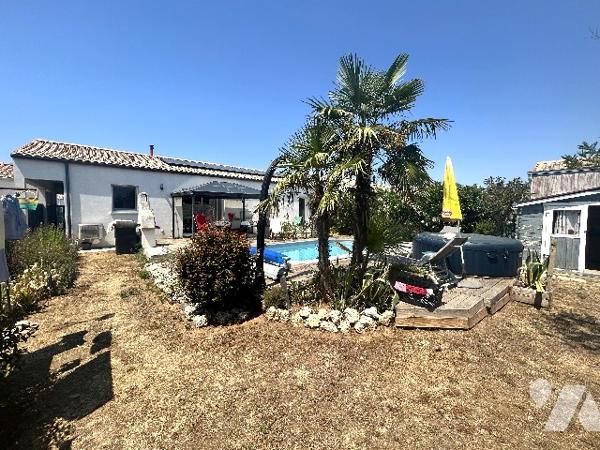 A proximité du centre-ville, jolie maison récente de plain-pied avec garage et jardin clos.