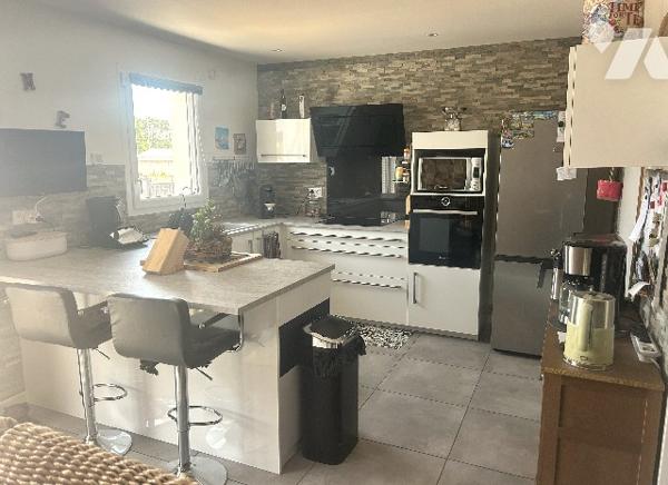 A proximité du centre-ville, jolie maison récente de plain-pied avec garage et jardin clos.
