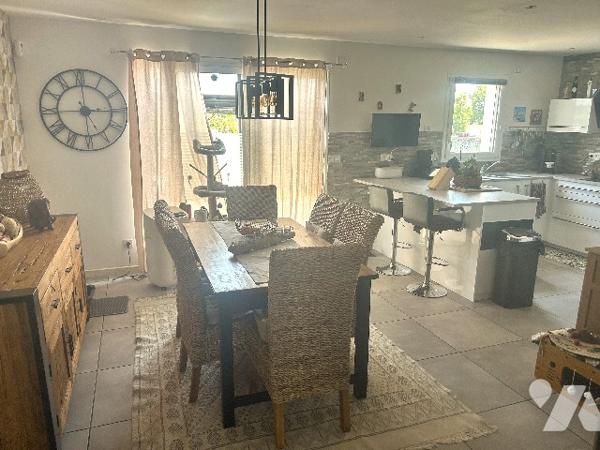 A proximité du centre-ville, jolie maison récente de plain-pied avec garage et jardin clos.