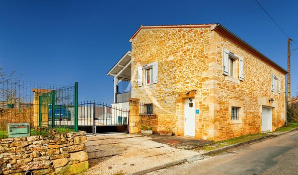 Maison en pierre avec garage et piscine sur terrain clos