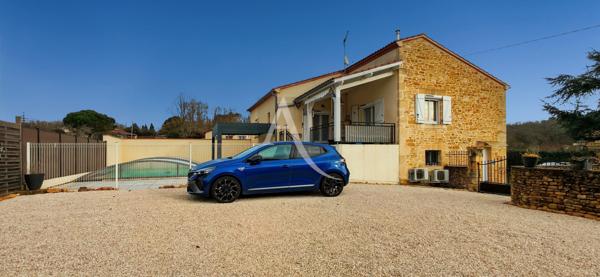 Maison en pierre avec garage et piscine sur terrain clos