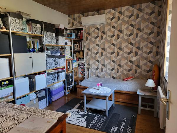 Maison en pierre avec garage et piscine sur terrain clos