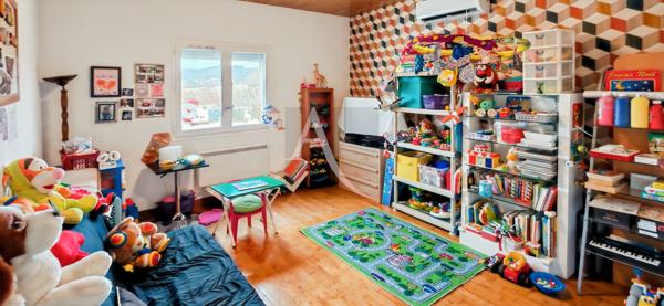 Maison en pierre avec garage et piscine sur terrain clos