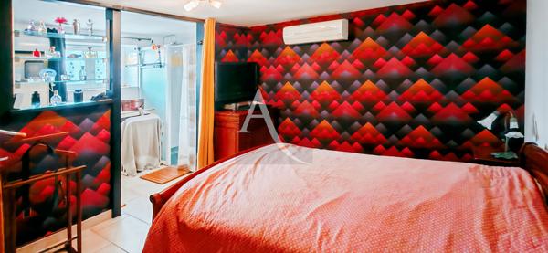 Maison en pierre avec garage et piscine sur terrain clos