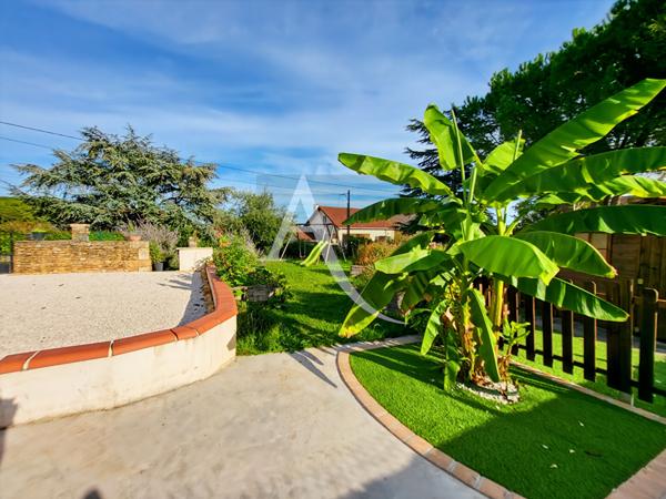Maison en pierre avec garage et piscine sur terrain clos