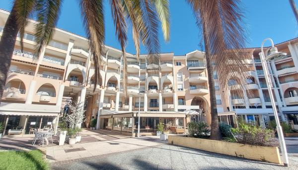 PORT FREJUS T2 VUE PORT ET MER GARAGE