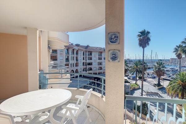 PORT FREJUS T2 VUE PORT ET MER GARAGE