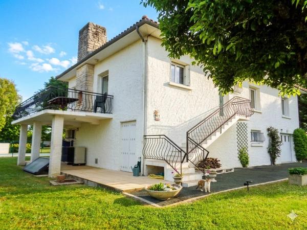 Maison à vendre  FONTCOUVERTE (17) 12 pièces 218m2 (3 logements) parcelle de 4000m2