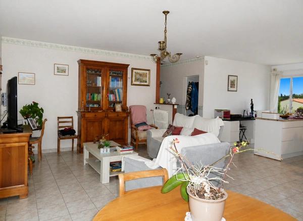 Maison à vendre  FONTCOUVERTE (17) 12 pièces 218m2 (3 logements) parcelle de 4000m2