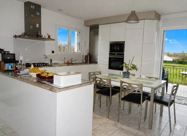 Maison à vendre  FONTCOUVERTE (17) 12 pièces 218m2 (3 logements) parcelle de 4000m2