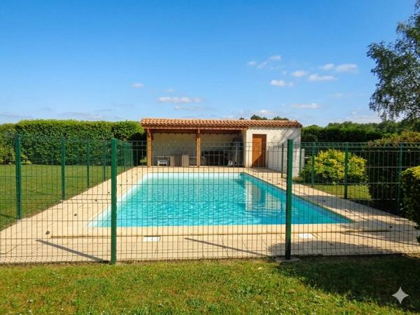 Maison à vendre  FONTCOUVERTE (17) 12 pièces 218m2 (3 logements) parcelle de 4000m2