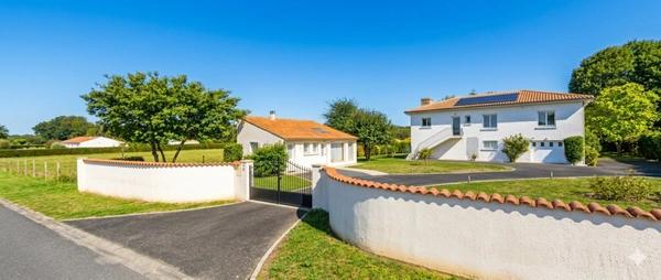 Maison à vendre  FONTCOUVERTE (17) 12 pièces 218m2 (3 logements) parcelle de 4000m2