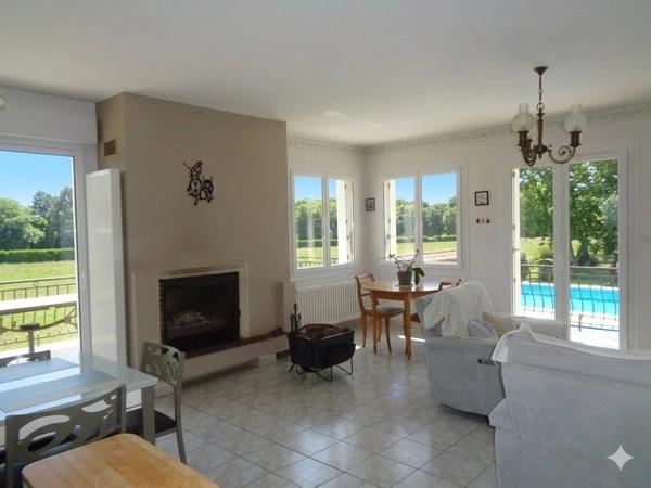 Maison à vendre  FONTCOUVERTE (17) 12 pièces 218m2 (3 logements) parcelle de 4000m2