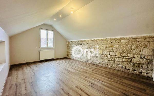 Maison à louer    7 pièces •  Chivres-Val