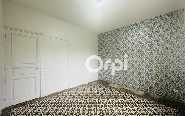 Maison à louer    7 pièces •  Chivres-Val