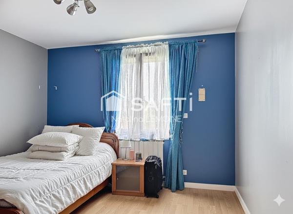 15 mn a pieds du RER À et a 2mn des commerces