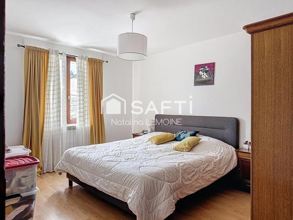 15 mn a pieds du RER À et a 2mn des commerces