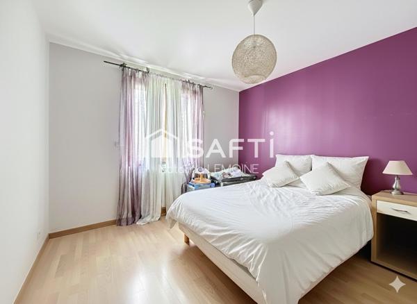 15 mn a pieds du RER À et a 2mn des commerces