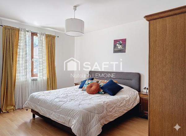 15 mn a pieds du RER À et a 2mn des commerces