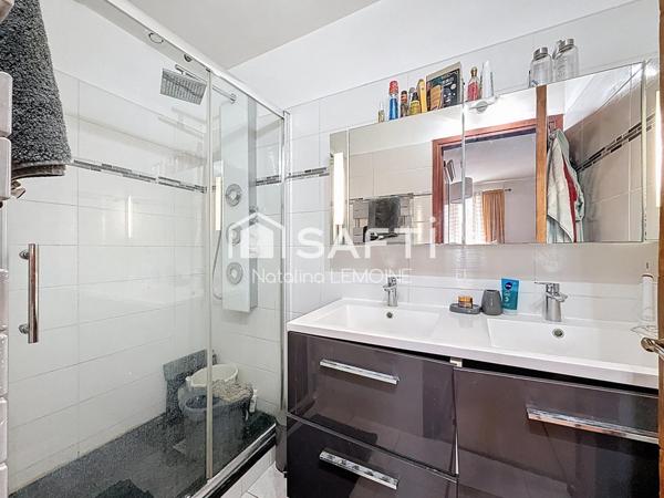 15 mn a pieds du RER À et a 2mn des commerces