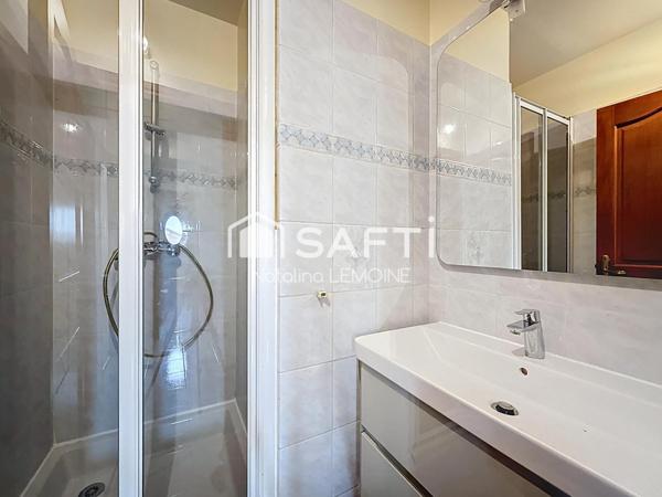 15 mn a pieds du RER À et a 2mn des commerces