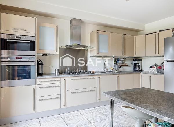 15 mn a pieds du RER À et a 2mn des commerces