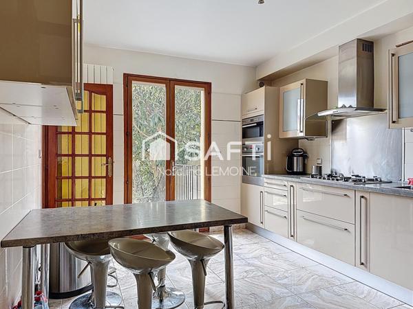 15 mn a pieds du RER À et a 2mn des commerces