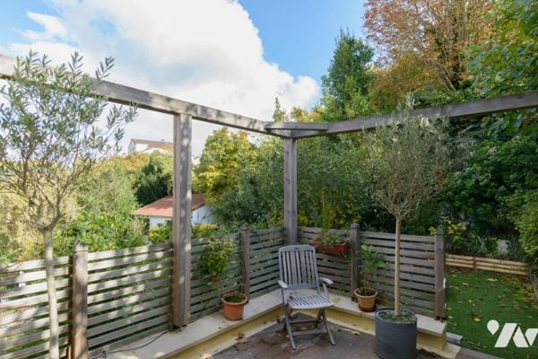 MEUDON / BELLEVUE - CENTRE - MAISON D'ARCHITECTE 6 PIÈCES AVEC TERRASSES ET JARDIN SUSPENDU