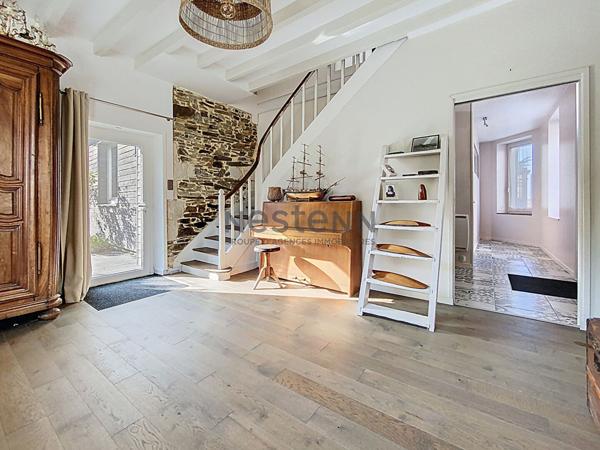 Belle maison ancienne située dans le centre ville de Montjean Sur Loire, à 2 pas des commodités