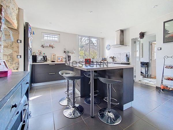 Belle maison ancienne située dans le centre ville de Montjean Sur Loire, à 2 pas des commodités