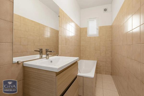 Appartement à louer 3 pièces 76.83m² Lodève (34700)