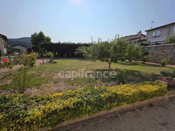 Maison avec jardin verger piscinable – À deux pas des commodités ! 132 m² de confort, 4 chambres, terrasse, garage, fibre… Parfaite pour accueillir vos nouveaux projets de vie !