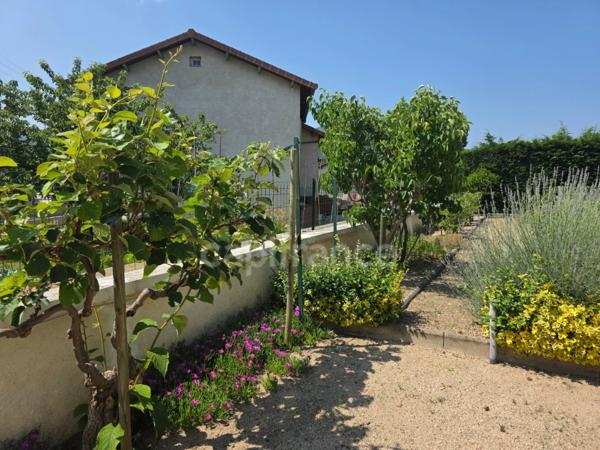 Maison avec jardin verger piscinable – À deux pas des commodités ! 132 m² de confort, 4 chambres, terrasse, garage, fibre… Parfaite pour accueillir vos nouveaux projets de vie !