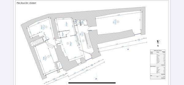 Immeuble à BAZOUGES-LA-PEROUSE, 35560 - 385m²