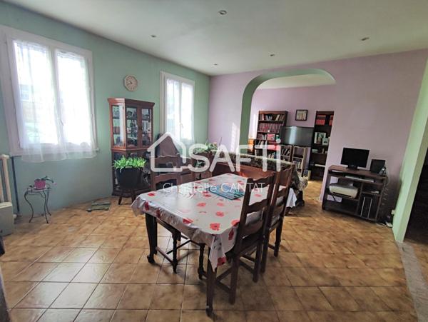 Maison composée de 2 logements F3, F4, terrain, garage.