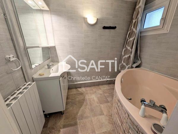 Maison composée de 2 logements F3, F4, terrain, garage.