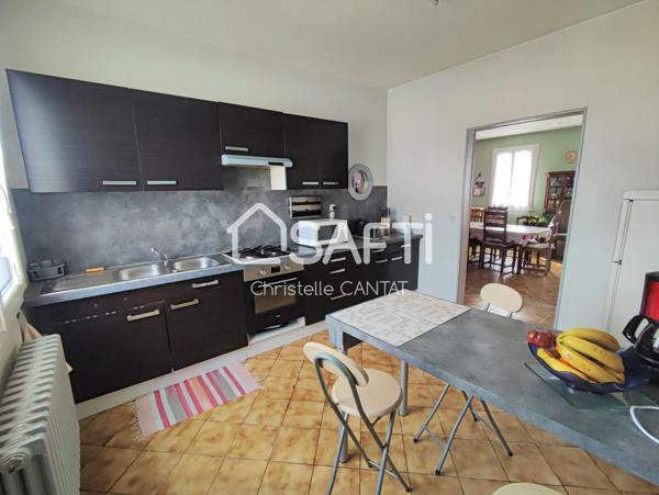 Maison composée de 2 logements F3, F4, terrain, garage.