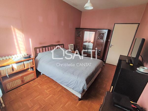 Maison composée de 2 logements F3, F4, terrain, garage.