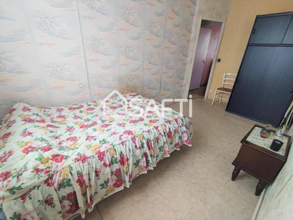 Maison composée de 2 logements F3, F4, terrain, garage.