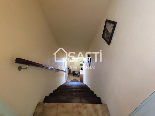 Maison composée de 2 logements F3, F4, terrain, garage.