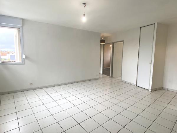 Appartement 3 pièces situé à 800 mètres de la gare de Chartres avec parking