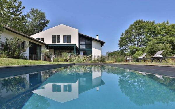 Maison à vendre    8 pièces •  Arbonne