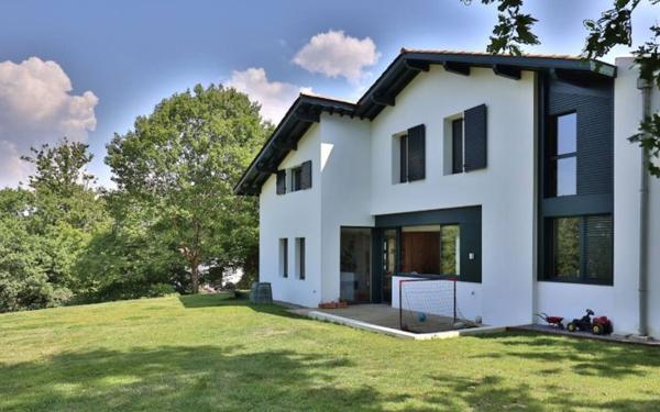 Maison à vendre    8 pièces •  Arbonne