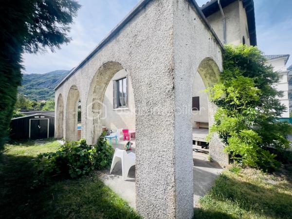 À saisir – Immeuble de rapport à fort rendement – Saint-Jean-de-Maurienne
Découvrez cet immeuble de rapport entièrement rénové de 146 m² habitables (355 m² au sol), idéalement situé à Saint-Jean-de-Maurienne, à proximité des cols et des stations de ski de la Maurienne, dans un secteur particulièrement recherché.
Édifié sur un terrain de 573 m², cet immeuble se compose de deux appartements de type T2, d'un studio et d'un local commercial de 38 m², avec possibilité de le transformer en appartement T2.
Il génère actuellement 60 000 € de revenus locatifs par an (bilan comptable disponible) et offre une rentabilité immédiate de 12 %. Son emplacement privilégié, la forte demande locative et la qualité de sa rénovation en font un investissement sûr et pérenne.
Au rez-de-chaussée :
Un hall d'entrée desservant un local commercial de 38 m², composé de deux pièces et d'une salle d'eau, avec possibilité de transformation en appartement T2.
Un studio de 31 m², conforme aux normes PMR, composé d'un coin nuit, d'un espace cuisine ouvert sur le séjour et d'une salle d'eau avec WC. 
Fonctionnel et accessible, ce logement est parfaitement adapté à tous les profils de locataires. 
À l'étage :
Deux appartements de type T2 de 32 m² chacun, composés d'une cuisine équipée ouverte sur le séjour, d'une chambre confortable et d'une salle d'eau avec WC.
Les trois appartements, les parties communes ainsi que le local commercial ont été entièrement rénovés avec des prestations de qualité. 
Chaque logement est équipé d'une pompe à chaleur réversible, tandis que le local commercial bénéficie également d'un chauffe-eau solaire. 
Les combles, d'une superficie de 50 m² (loi Carrez), sont aménageables et offrent un beau potentiel pour la création d'un logement supplémentaire.
Le sous-sol, d'une superficie de 95 m², comprend trois caves avec buanderie et une chaufferie.
À l'extérieur, plusieurs places de stationnement sécurisées, avec borne de recharge pour véhicule électrique, offrant un confort supplémentaire au quotidien, accessibles par un portail motorisé, viennent compléter ce bien.
Cet immeuble constitue une opportunité rare pour un investisseur à la recherche d'un bien clé en main, offrant une excellente rentabilité, un fort potentiel d'évolution et un emplacement stratégique dans une commune dynamique de la vallée de la Maurienne.
