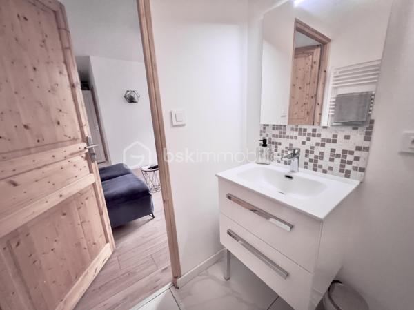 À saisir – Immeuble de rapport à fort rendement – Saint-Jean-de-Maurienne
Découvrez cet immeuble de rapport entièrement rénové de 146 m² habitables (355 m² au sol), idéalement situé à Saint-Jean-de-Maurienne, à proximité des cols et des stations de ski de la Maurienne, dans un secteur particulièrement recherché.
Édifié sur un terrain de 573 m², cet immeuble se compose de deux appartements de type T2, d'un studio et d'un local commercial de 38 m², avec possibilité de le transformer en appartement T2.
Il génère actuellement 60 000 € de revenus locatifs par an (bilan comptable disponible) et offre une rentabilité immédiate de 12 %. Son emplacement privilégié, la forte demande locative et la qualité de sa rénovation en font un investissement sûr et pérenne.
Au rez-de-chaussée :
Un hall d'entrée desservant un local commercial de 38 m², composé de deux pièces et d'une salle d'eau, avec possibilité de transformation en appartement T2.
Un studio de 31 m², conforme aux normes PMR, composé d'un coin nuit, d'un espace cuisine ouvert sur le séjour et d'une salle d'eau avec WC. 
Fonctionnel et accessible, ce logement est parfaitement adapté à tous les profils de locataires. 
À l'étage :
Deux appartements de type T2 de 32 m² chacun, composés d'une cuisine équipée ouverte sur le séjour, d'une chambre confortable et d'une salle d'eau avec WC.
Les trois appartements, les parties communes ainsi que le local commercial ont été entièrement rénovés avec des prestations de qualité. 
Chaque logement est équipé d'une pompe à chaleur réversible, tandis que le local commercial bénéficie également d'un chauffe-eau solaire. 
Les combles, d'une superficie de 50 m² (loi Carrez), sont aménageables et offrent un beau potentiel pour la création d'un logement supplémentaire.
Le sous-sol, d'une superficie de 95 m², comprend trois caves avec buanderie et une chaufferie.
À l'extérieur, plusieurs places de stationnement sécurisées, avec borne de recharge pour véhicule électrique, offrant un confort supplémentaire au quotidien, accessibles par un portail motorisé, viennent compléter ce bien.
Cet immeuble constitue une opportunité rare pour un investisseur à la recherche d'un bien clé en main, offrant une excellente rentabilité, un fort potentiel d'évolution et un emplacement stratégique dans une commune dynamique de la vallée de la Maurienne.