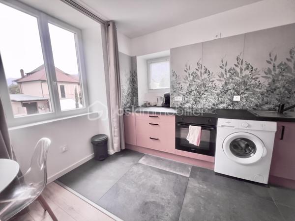 À saisir – Immeuble de rapport à fort rendement – Saint-Jean-de-Maurienne
Découvrez cet immeuble de rapport entièrement rénové de 146 m² habitables (355 m² au sol), idéalement situé à Saint-Jean-de-Maurienne, à proximité des cols et des stations de ski de la Maurienne, dans un secteur particulièrement recherché.
Édifié sur un terrain de 573 m², cet immeuble se compose de deux appartements de type T2, d'un studio et d'un local commercial de 38 m², avec possibilité de le transformer en appartement T2.
Il génère actuellement 60 000 € de revenus locatifs par an (bilan comptable disponible) et offre une rentabilité immédiate de 12 %. Son emplacement privilégié, la forte demande locative et la qualité de sa rénovation en font un investissement sûr et pérenne.
Au rez-de-chaussée :
Un hall d'entrée desservant un local commercial de 38 m², composé de deux pièces et d'une salle d'eau, avec possibilité de transformation en appartement T2.
Un studio de 31 m², conforme aux normes PMR, composé d'un coin nuit, d'un espace cuisine ouvert sur le séjour et d'une salle d'eau avec WC. 
Fonctionnel et accessible, ce logement est parfaitement adapté à tous les profils de locataires. 
À l'étage :
Deux appartements de type T2 de 32 m² chacun, composés d'une cuisine équipée ouverte sur le séjour, d'une chambre confortable et d'une salle d'eau avec WC.
Les trois appartements, les parties communes ainsi que le local commercial ont été entièrement rénovés avec des prestations de qualité. 
Chaque logement est équipé d'une pompe à chaleur réversible, tandis que le local commercial bénéficie également d'un chauffe-eau solaire. 
Les combles, d'une superficie de 50 m² (loi Carrez), sont aménageables et offrent un beau potentiel pour la création d'un logement supplémentaire.
Le sous-sol, d'une superficie de 95 m², comprend trois caves avec buanderie et une chaufferie.
À l'extérieur, plusieurs places de stationnement sécurisées, avec borne de recharge pour véhicule électrique, offrant un confort supplémentaire au quotidien, accessibles par un portail motorisé, viennent compléter ce bien.
Cet immeuble constitue une opportunité rare pour un investisseur à la recherche d'un bien clé en main, offrant une excellente rentabilité, un fort potentiel d'évolution et un emplacement stratégique dans une commune dynamique de la vallée de la Maurienne.