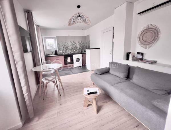 À saisir – Immeuble de rapport à fort rendement – Saint-Jean-de-Maurienne
Découvrez cet immeuble de rapport entièrement rénové de 146 m² habitables (355 m² au sol), idéalement situé à Saint-Jean-de-Maurienne, à proximité des cols et des stations de ski de la Maurienne, dans un secteur particulièrement recherché.
Édifié sur un terrain de 573 m², cet immeuble se compose de deux appartements de type T2, d'un studio et d'un local commercial de 38 m², avec possibilité de le transformer en appartement T2.
Il génère actuellement 60 000 € de revenus locatifs par an (bilan comptable disponible) et offre une rentabilité immédiate de 12 %. Son emplacement privilégié, la forte demande locative et la qualité de sa rénovation en font un investissement sûr et pérenne.
Au rez-de-chaussée :
Un hall d'entrée desservant un local commercial de 38 m², composé de deux pièces et d'une salle d'eau, avec possibilité de transformation en appartement T2.
Un studio de 31 m², conforme aux normes PMR, composé d'un coin nuit, d'un espace cuisine ouvert sur le séjour et d'une salle d'eau avec WC. 
Fonctionnel et accessible, ce logement est parfaitement adapté à tous les profils de locataires. 
À l'étage :
Deux appartements de type T2 de 32 m² chacun, composés d'une cuisine équipée ouverte sur le séjour, d'une chambre confortable et d'une salle d'eau avec WC.
Les trois appartements, les parties communes ainsi que le local commercial ont été entièrement rénovés avec des prestations de qualité. 
Chaque logement est équipé d'une pompe à chaleur réversible, tandis que le local commercial bénéficie également d'un chauffe-eau solaire. 
Les combles, d'une superficie de 50 m² (loi Carrez), sont aménageables et offrent un beau potentiel pour la création d'un logement supplémentaire.
Le sous-sol, d'une superficie de 95 m², comprend trois caves avec buanderie et une chaufferie.
À l'extérieur, plusieurs places de stationnement sécurisées, avec borne de recharge pour véhicule électrique, offrant un confort supplémentaire au quotidien, accessibles par un portail motorisé, viennent compléter ce bien.
Cet immeuble constitue une opportunité rare pour un investisseur à la recherche d'un bien clé en main, offrant une excellente rentabilité, un fort potentiel d'évolution et un emplacement stratégique dans une commune dynamique de la vallée de la Maurienne.