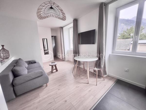 À saisir – Immeuble de rapport à fort rendement – Saint-Jean-de-Maurienne
Découvrez cet immeuble de rapport entièrement rénové de 146 m² habitables (355 m² au sol), idéalement situé à Saint-Jean-de-Maurienne, à proximité des cols et des stations de ski de la Maurienne, dans un secteur particulièrement recherché.
Édifié sur un terrain de 573 m², cet immeuble se compose de deux appartements de type T2, d'un studio et d'un local commercial de 38 m², avec possibilité de le transformer en appartement T2.
Il génère actuellement 60 000 € de revenus locatifs par an (bilan comptable disponible) et offre une rentabilité immédiate de 12 %. Son emplacement privilégié, la forte demande locative et la qualité de sa rénovation en font un investissement sûr et pérenne.
Au rez-de-chaussée :
Un hall d'entrée desservant un local commercial de 38 m², composé de deux pièces et d'une salle d'eau, avec possibilité de transformation en appartement T2.
Un studio de 31 m², conforme aux normes PMR, composé d'un coin nuit, d'un espace cuisine ouvert sur le séjour et d'une salle d'eau avec WC. 
Fonctionnel et accessible, ce logement est parfaitement adapté à tous les profils de locataires. 
À l'étage :
Deux appartements de type T2 de 32 m² chacun, composés d'une cuisine équipée ouverte sur le séjour, d'une chambre confortable et d'une salle d'eau avec WC.
Les trois appartements, les parties communes ainsi que le local commercial ont été entièrement rénovés avec des prestations de qualité. 
Chaque logement est équipé d'une pompe à chaleur réversible, tandis que le local commercial bénéficie également d'un chauffe-eau solaire. 
Les combles, d'une superficie de 50 m² (loi Carrez), sont aménageables et offrent un beau potentiel pour la création d'un logement supplémentaire.
Le sous-sol, d'une superficie de 95 m², comprend trois caves avec buanderie et une chaufferie.
À l'extérieur, plusieurs places de stationnement sécurisées, avec borne de recharge pour véhicule électrique, offrant un confort supplémentaire au quotidien, accessibles par un portail motorisé, viennent compléter ce bien.
Cet immeuble constitue une opportunité rare pour un investisseur à la recherche d'un bien clé en main, offrant une excellente rentabilité, un fort potentiel d'évolution et un emplacement stratégique dans une commune dynamique de la vallée de la Maurienne.